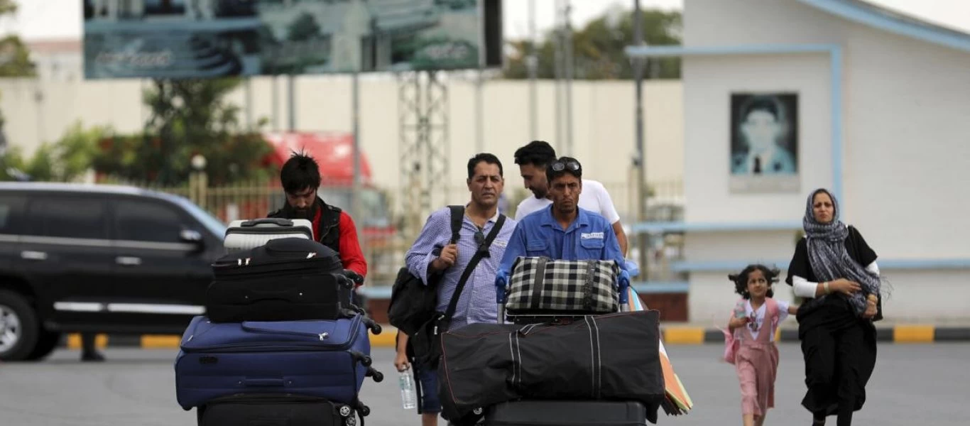 Αφγανιστάν: Αποχωρούν οι δυτικοί πολίτες από το αεροδρόμιο της Καμπούλ ενώ ακούγονται πυροβολισμοί (βίντεο)
